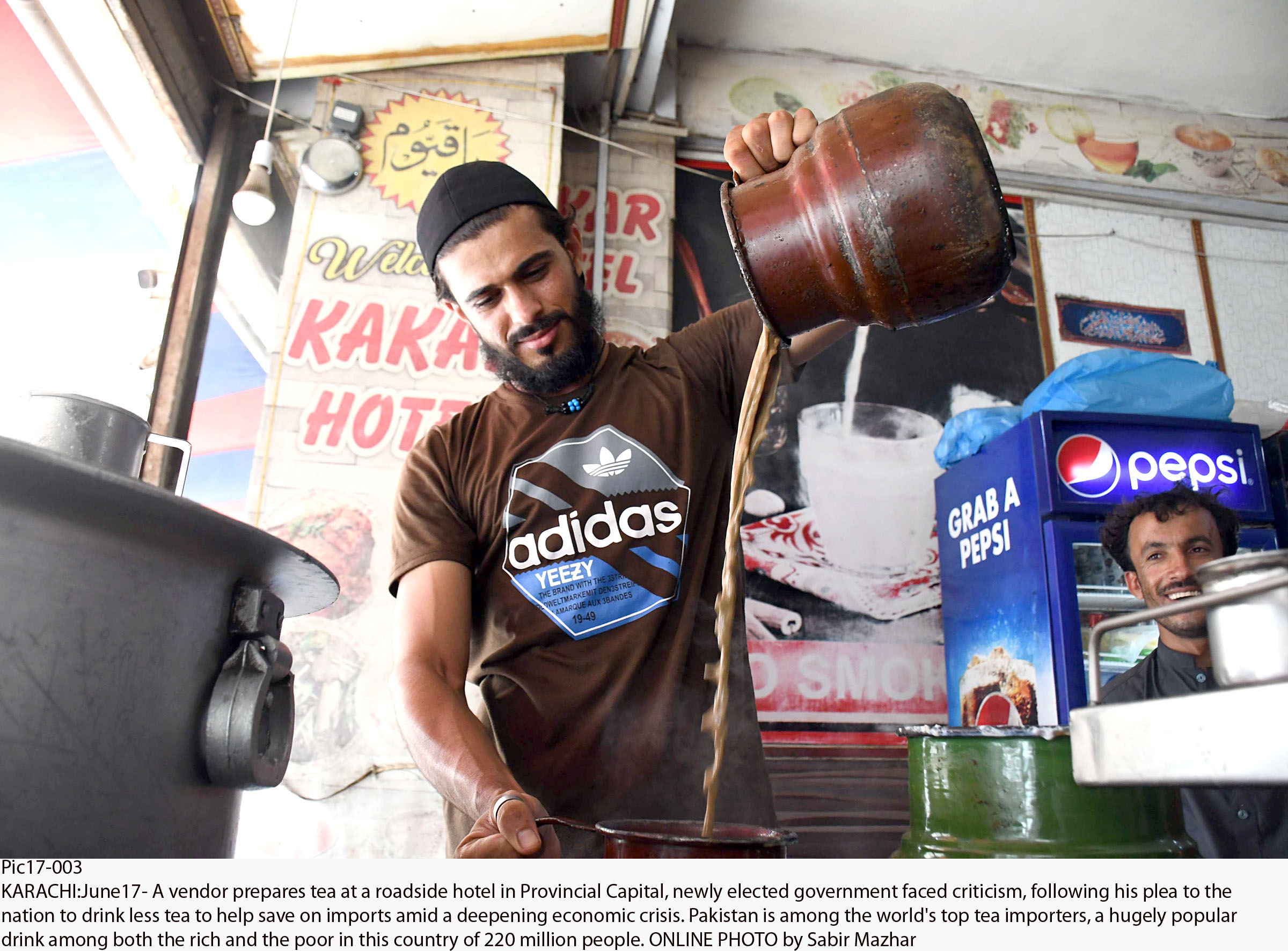 KARACHI Preparing tea Independent Pakistan