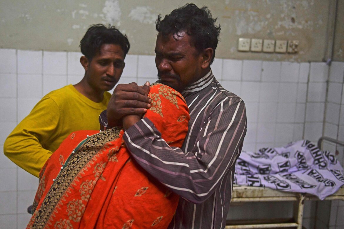 Eleven killed in stampede for food aid in Karachi