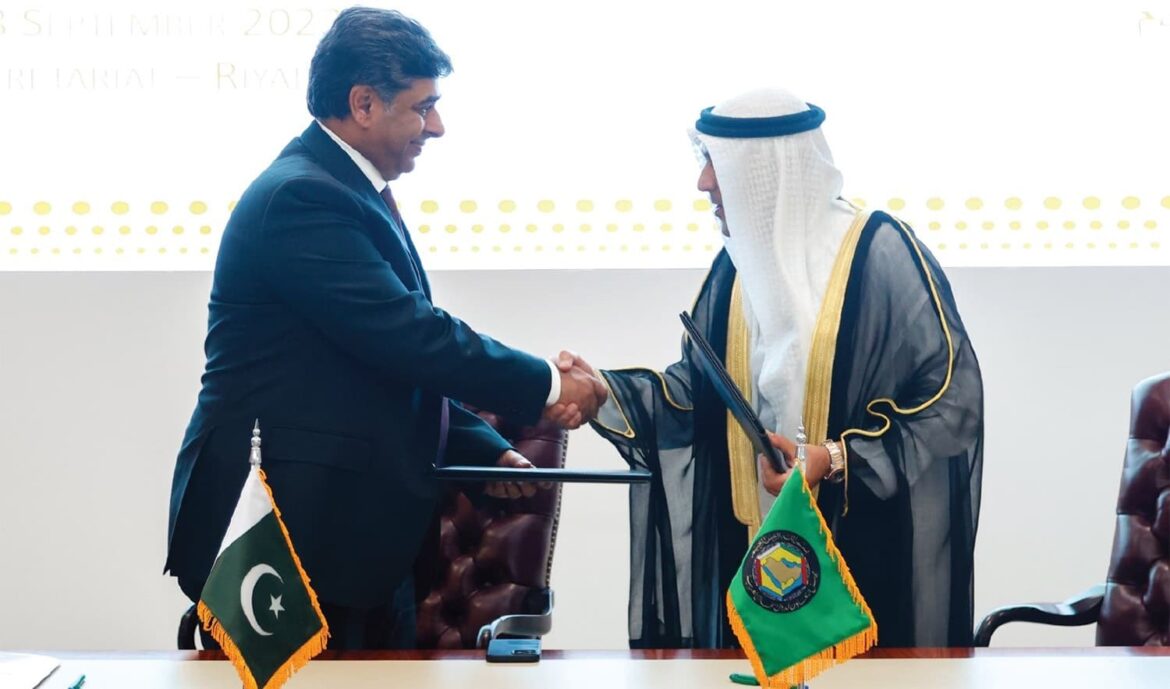 Pakistan signs preliminary free trade pact with Gulf bloc