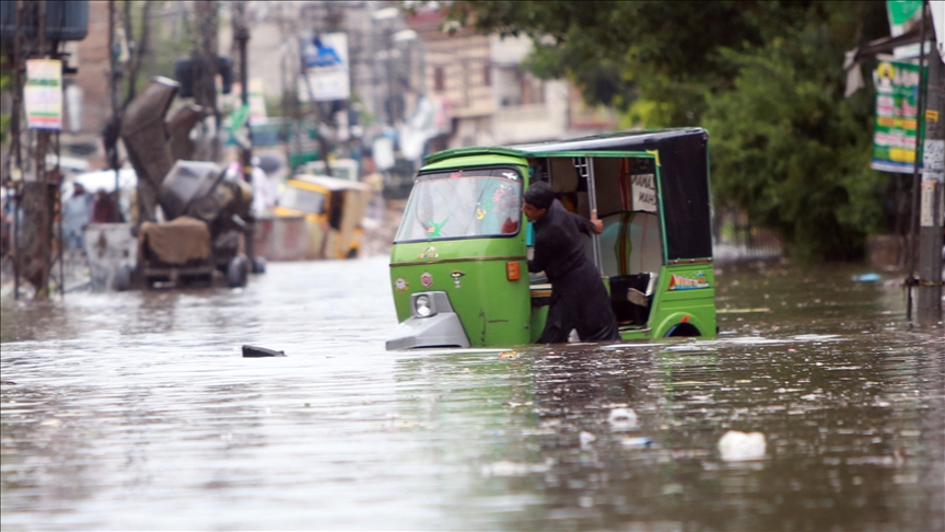 Death toll rises in Pakistan floods as heavy rains persist
