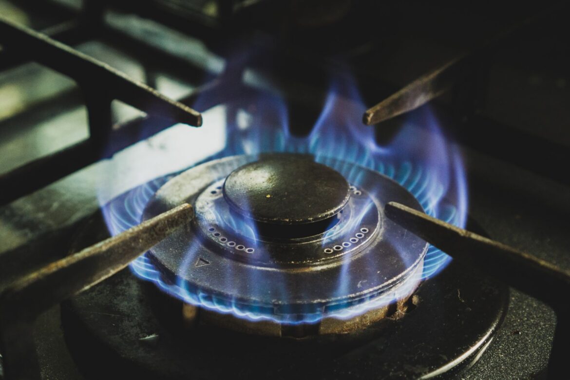 Pakistan raises fixed gas charges for households by 50 percent to meet IMF targets