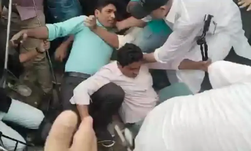 Journalists beaten outside Adiala Jail; police charge Aleema Khan, PTI leaders