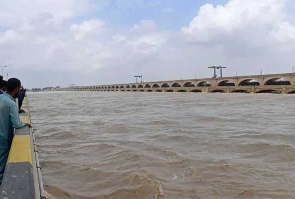 Sindh scrambles evacuations as Indus River flow rises toward Guddu Barrage