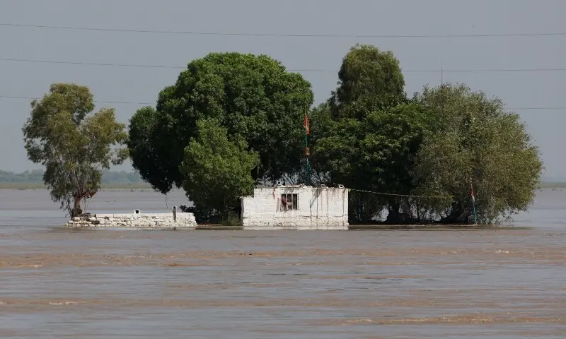 Sindh on alert as 700,000 cusecs of floodwater head toward Sukkur Barrage
