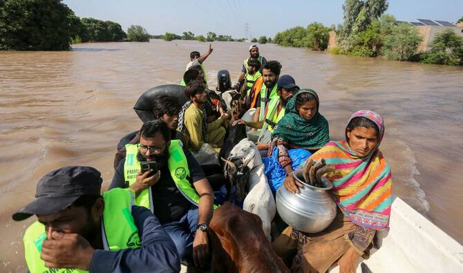 Sindh evacuates 109,000 as floodwaters from Punjab move downstream