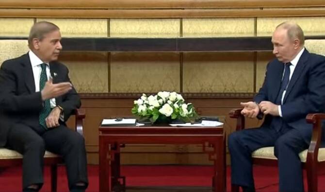 Pakistan, Russia commit to stronger ties, focus on trade and connectivity