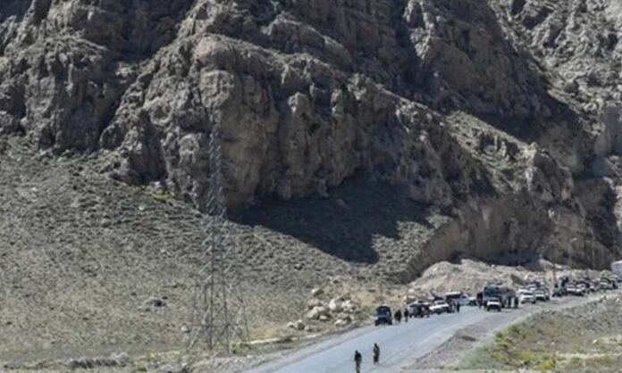 Gunmen abduct 18 labourers, torch vehicles in second Balochistan attack in four days