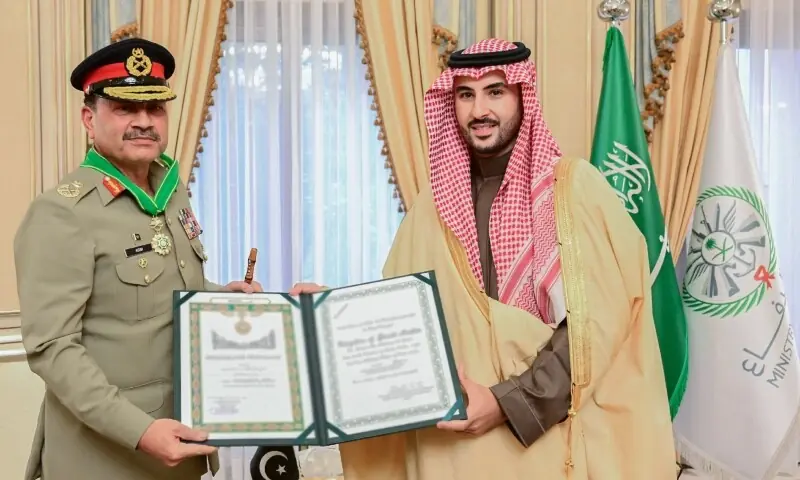 Saudi Arabia awards top honor to Pakistan’s military chief, signaling closer strategic ties
