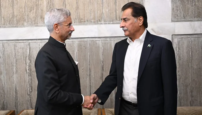 At a funeral in Dhaka, a brief handshake signals a pause in India-Pakistan silence