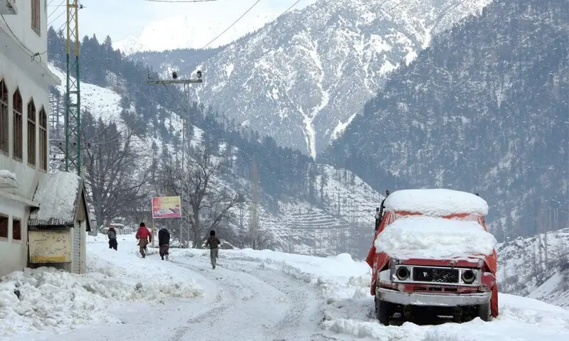 Heavy snow, freezing temperatures disrupt life across northern and western Pakistan