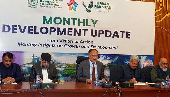 Pakistan weighs ‘export emergency’ to cut IMF reliance, targeting 40 percent growth