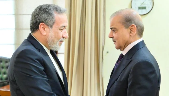 Iran’s foreign minister praises Pakistan’s solidarity amid US-Israeli strikes on Tehran