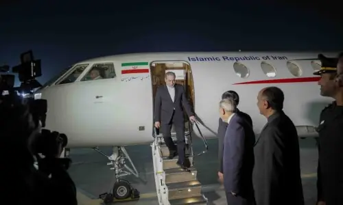 Iran’s foreign minister arrives in Islamabad, raising hopes for renewed US peace talks