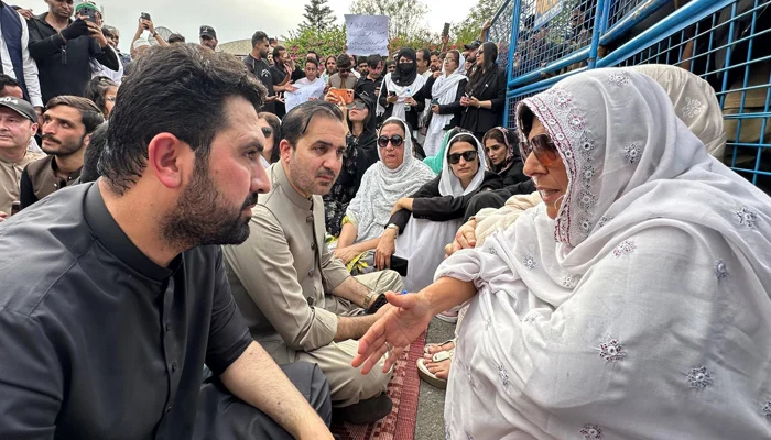Opposition leaders stage sit-in outside Adiala jail as Imran Khan marks 1,000 days in custody