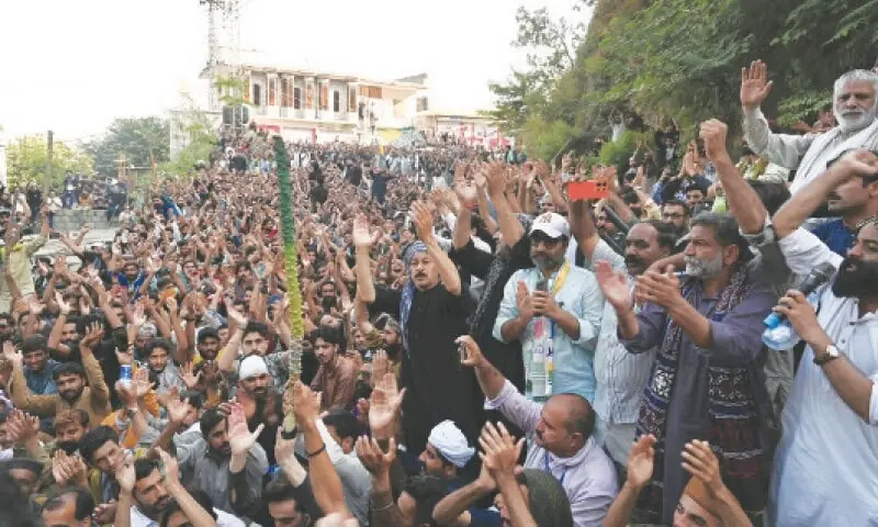 Azad Kashmir orders tourists out as security forces mass ahead of protest strike