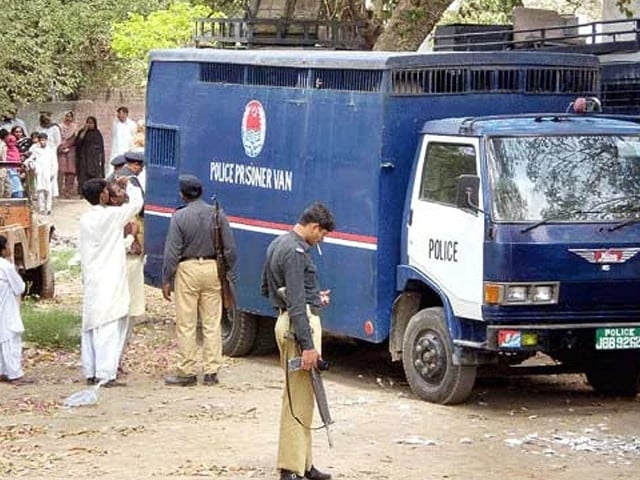Fourteen prisoners escape custody in Rawalpindi after overpowering guards during jail transfer