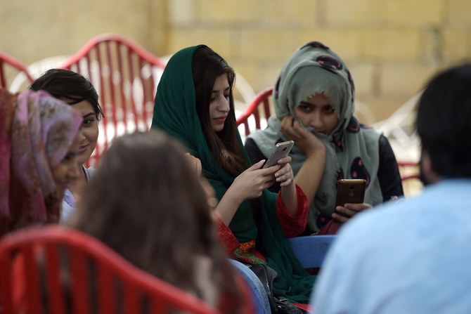 Pakistan narrows mobile internet gender gap to 8 percent – but ownership divide remains widest globally