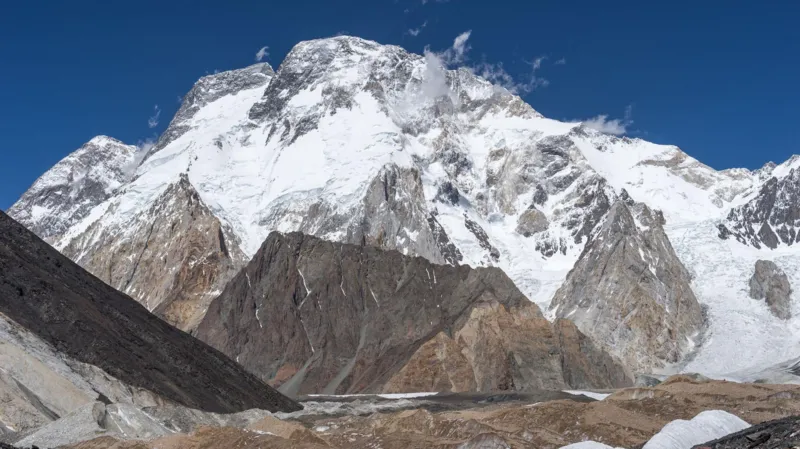 Search resumes for seven climbers missing on Broad Peak as rescuers battle weather and altitude