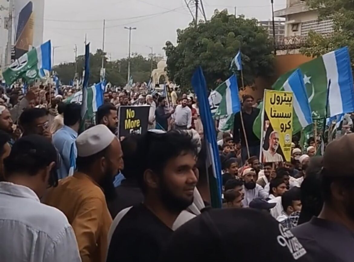 Jamaat-i-Islami threatens to turn fuel price protests into anti-government movement