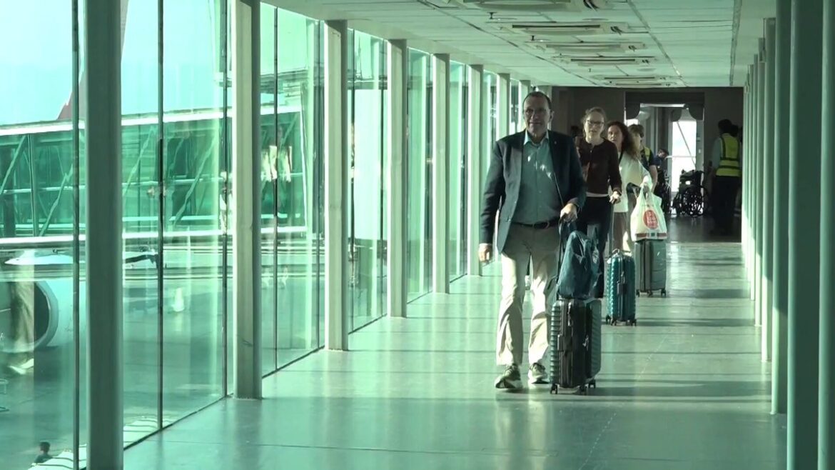 Norway’s foreign minister lands in Islamabad with his own suitcase — and an invitation to invest