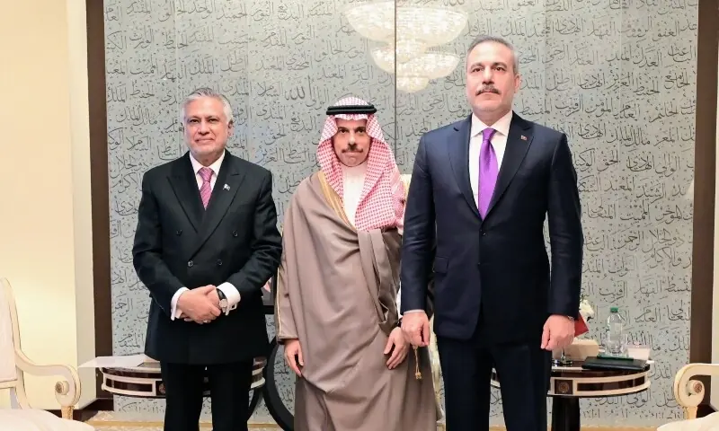 Dar meets Saudi, Turkish counterparts in New York; military chiefs set to convene over Houthi threat