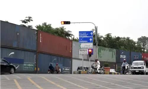Islamabad seals itself behind 1,000 containers to stop Imran Khan’s party marching on the capital