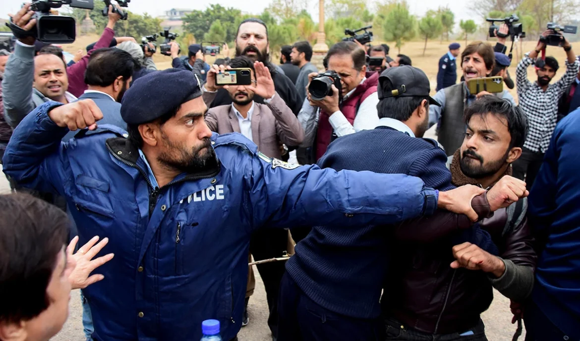 Global press freedom groups press PM Sharif on journalist crackdown