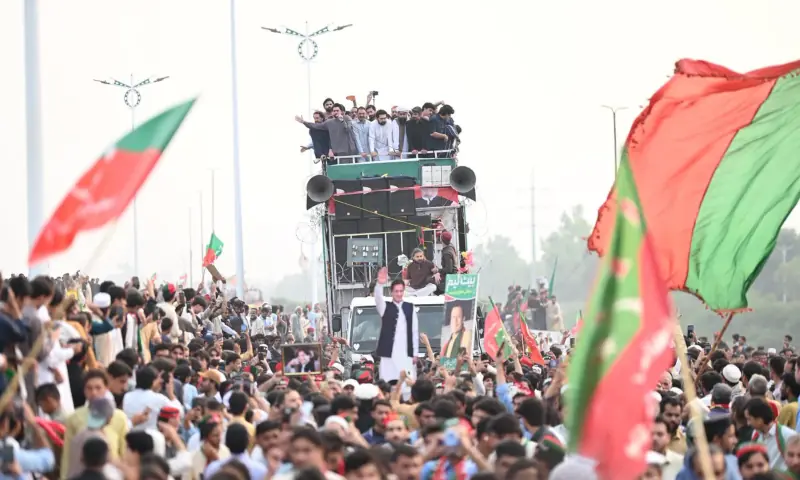 Imran Khan’s party marches into Peshawar with destination still unclear