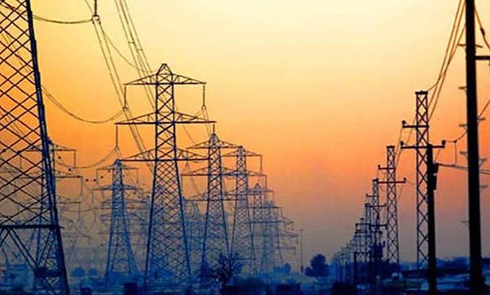 Pakistan weighs 2.56 rupee power price rise following LNG supply shock