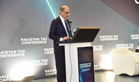 IMF urges Pakistan to trim tax breaks, widen net to lock in recovery