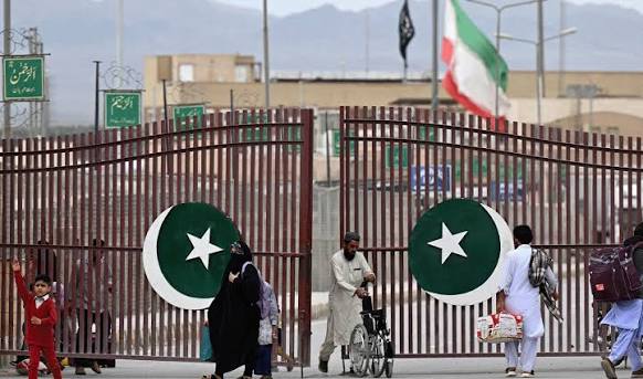 Pakistan halts Iran trade at two main crossings, stranding trucks