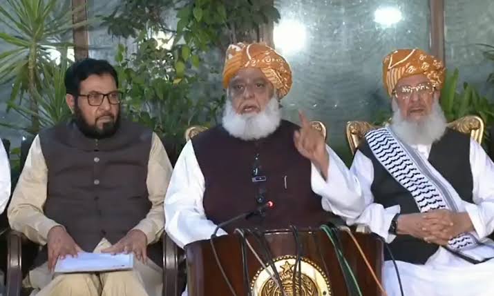 Military and ministers round on Fazlur Rehman over emergency rule criticism